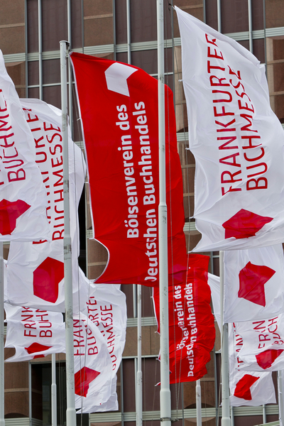 Wehende Fahnen der Buchmesse am Haupteingang der Messe Frankfurt.